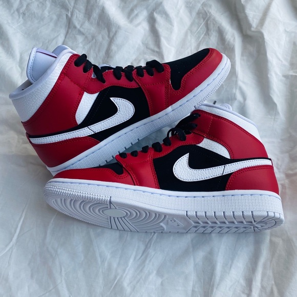 Women’s Air Jordan 1 Mid - Picture 6 of 11